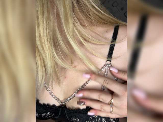 Welcome to my chat room! Feel free to say hi 😊