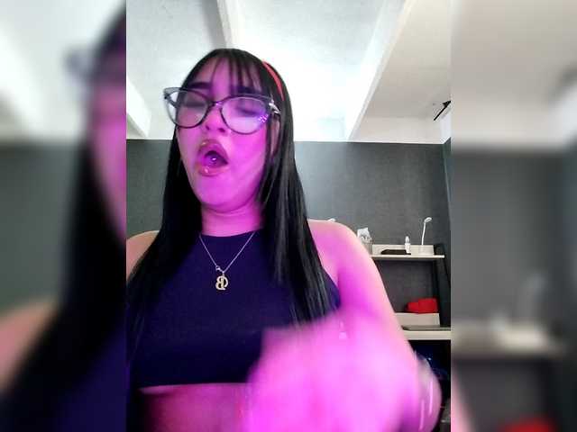 Welcome to my chat room! Feel free to say hi 😊