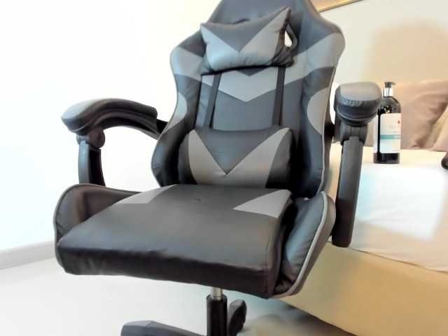 Welcome to my chat room! Feel free to say hi 😊